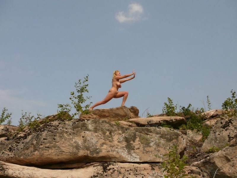 Очаровательная блондинка гуляет по свежему воздуху голышом - секс порно фото