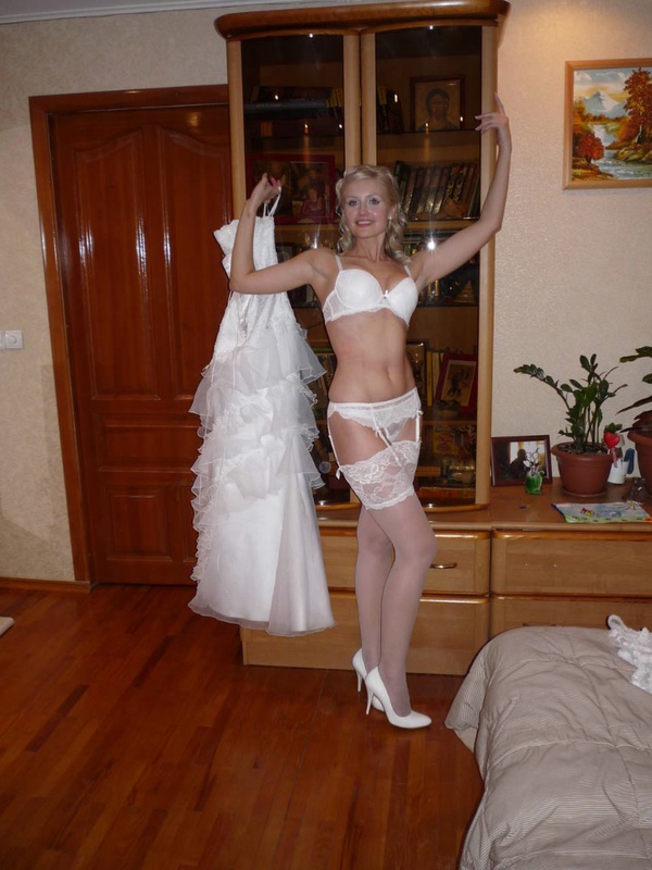 Ошеломляющая девушка в белых чулочках и нижнем белье - секс порно фото