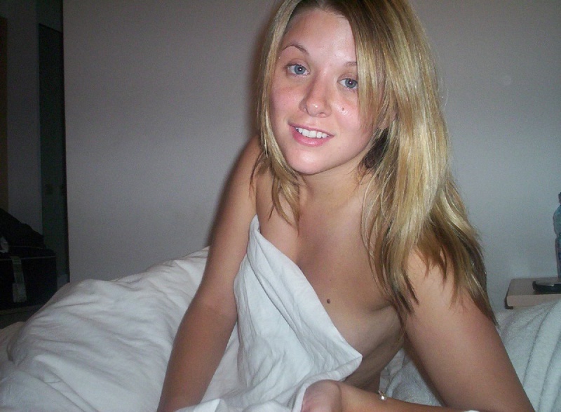 Обнаженная блондинка  - секс порно фото