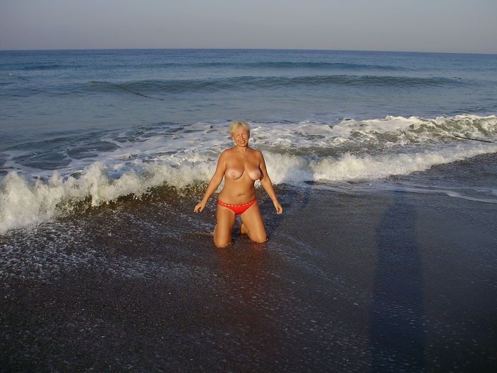 Полная блонда оголяет свои груди - секс порно фото