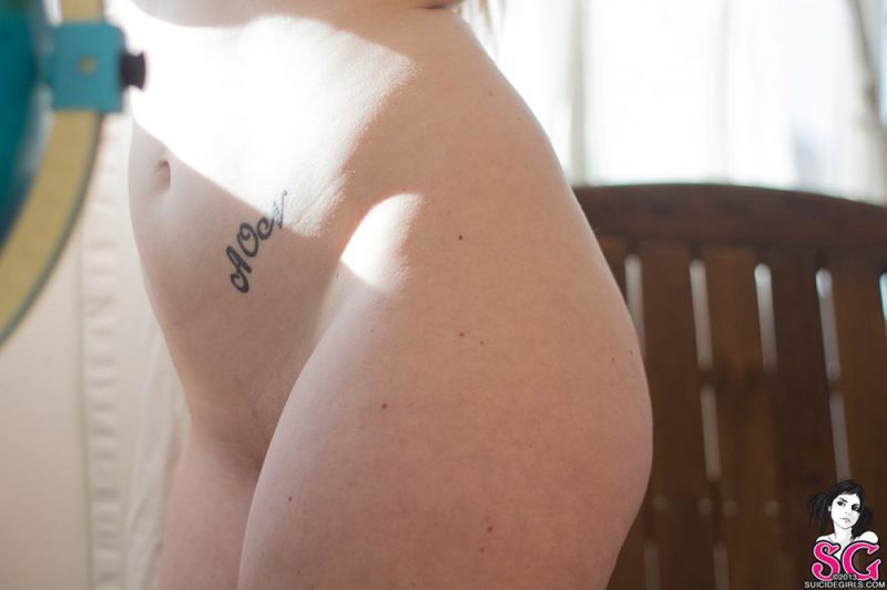 Крашенная девушка позирует голышом впервые - секс порно фото