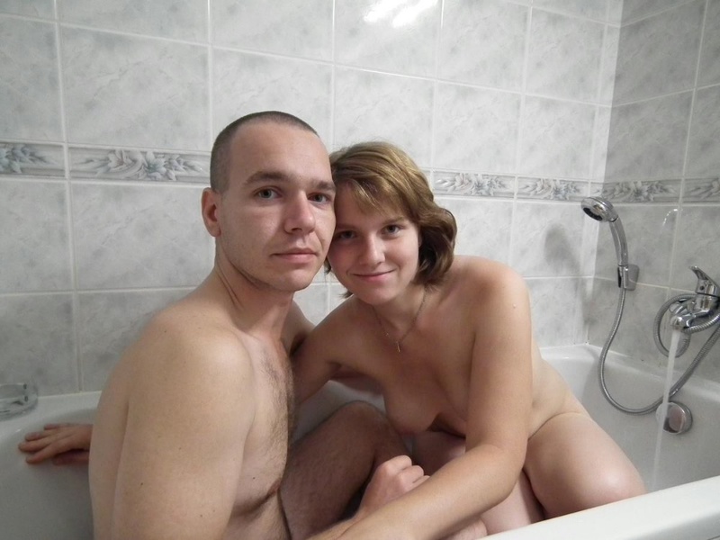 Оральный секс молодой девушки и ее парня на кровати - секс порно фото