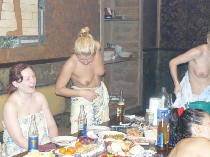 Голые девчата показывают свои сиси во время встречи - секс порно фото