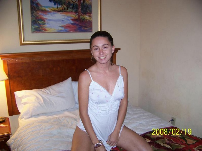 Шустрая девка ерзает на кровати и сосет пенис приятеля - секс порно фото