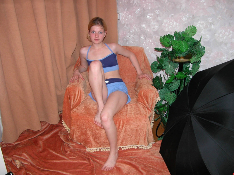 Голая провинциальная девчонка позирует в кресле - секс порно фото