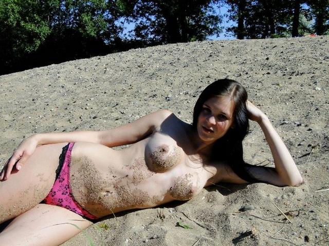 Милая обнаженная девушка валяется на песочке - секс порно фото