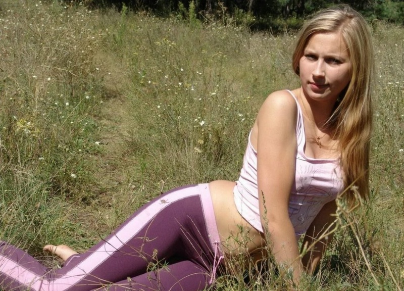 Спортсменка дрочит клитор жарким весенним днем в поле - секс порно фото