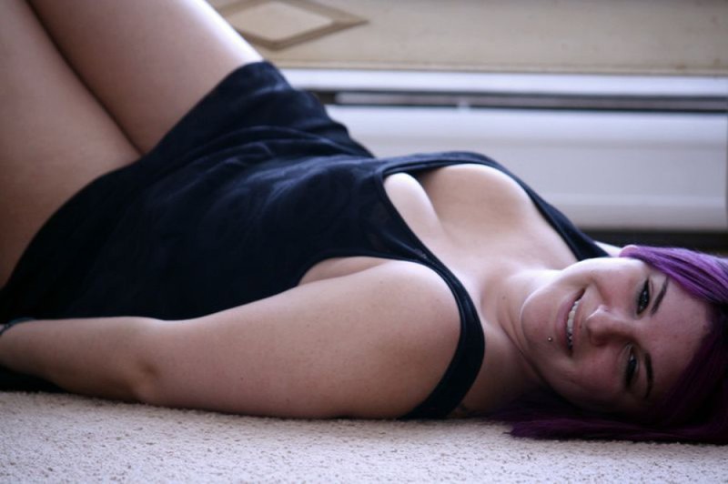 Горячая и пухлая чувиха показывает свое тело на постели - секс порно фото